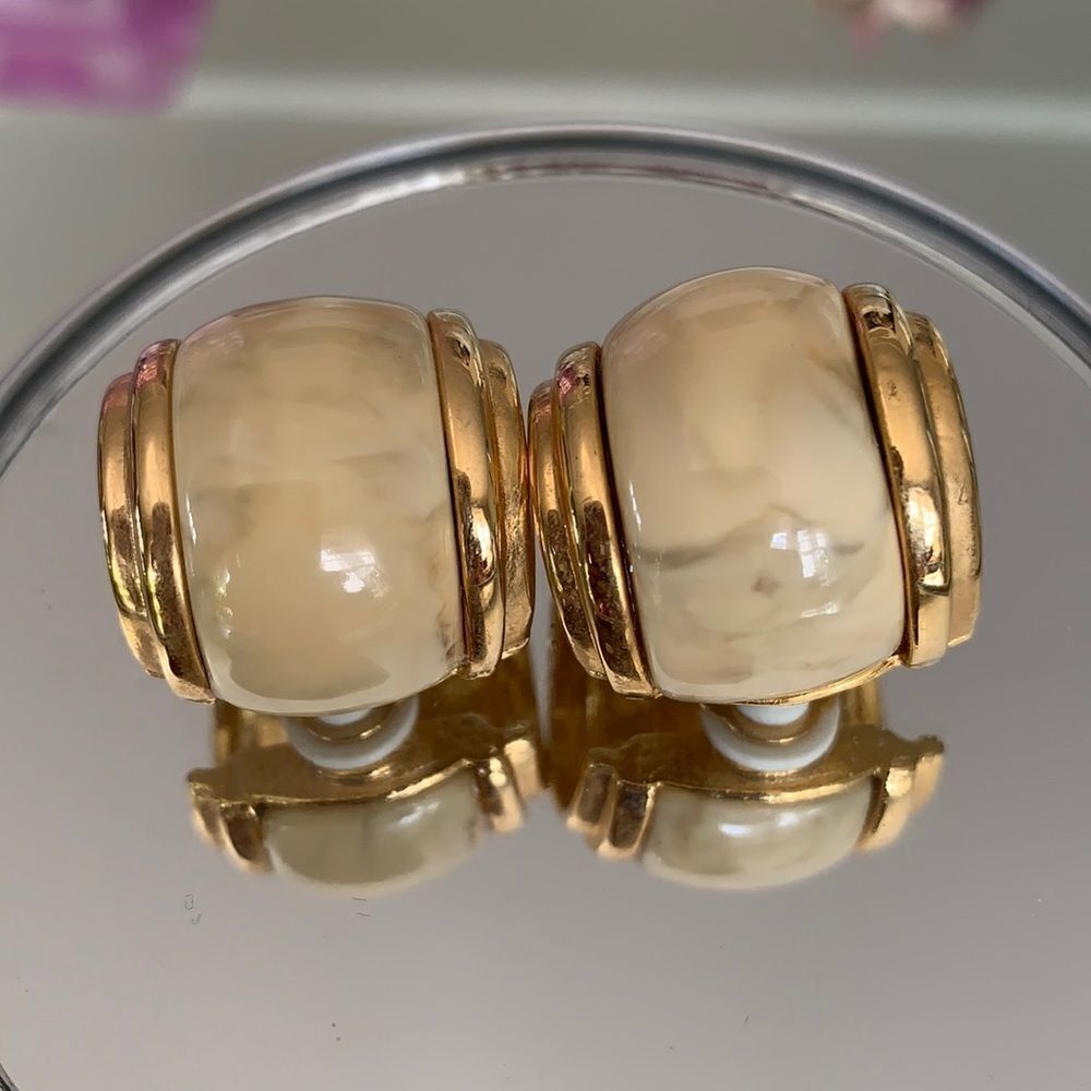 Vtg heavy shiny gold hoop earrings with ivory‎ colored stone